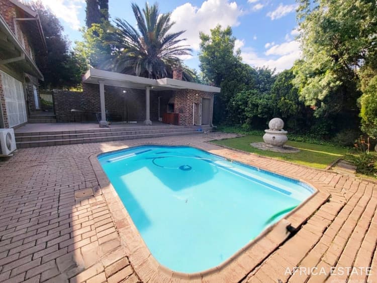 5 Bed Family Home in Suidrand, Kroonstad with 3 En-Suites, Pool and Covered Braai Patio