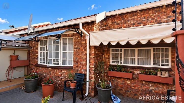 3 Bedroom Townhouse for sale in Uitsig