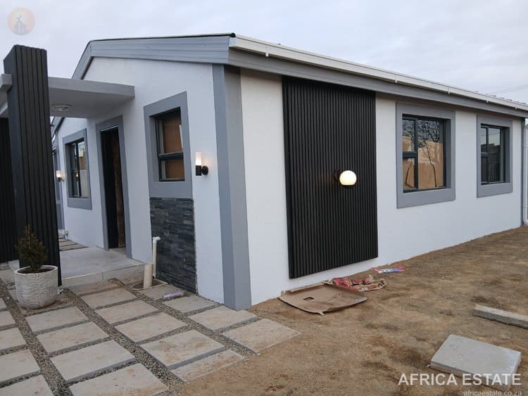 2 Bed Home in Freedom Square, Bloemfontein on Main Road with En-suite, Carport, Full Fencing