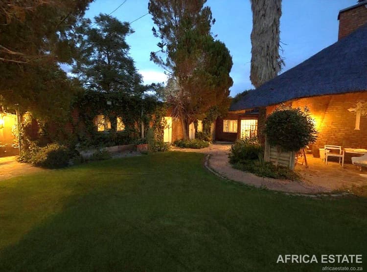4 BEDROOM CHARACTER-FILLED FAMILY HOME. THATCHED ENTERTAINMENT AREA. GRIEKWASTAD