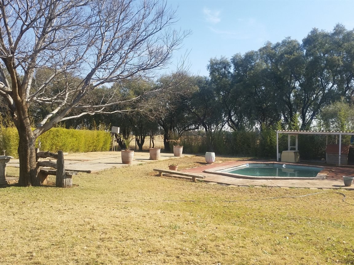 REDUCED TO THE BONE ! 8HA  WITH  2 FLATS ! photo 2