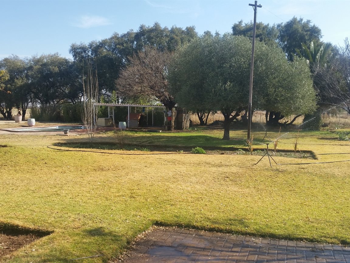 REDUCED TO THE BONE ! 8HA  WITH  2 FLATS ! photo 3