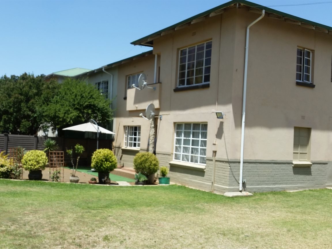 Ground floor unit with neat garden !