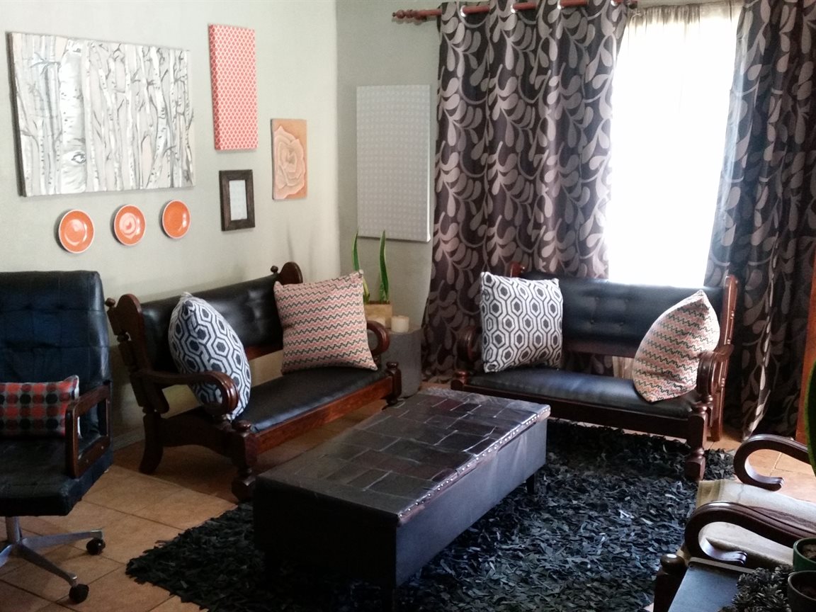 Ground  floor unit with neat garden ! photo 5