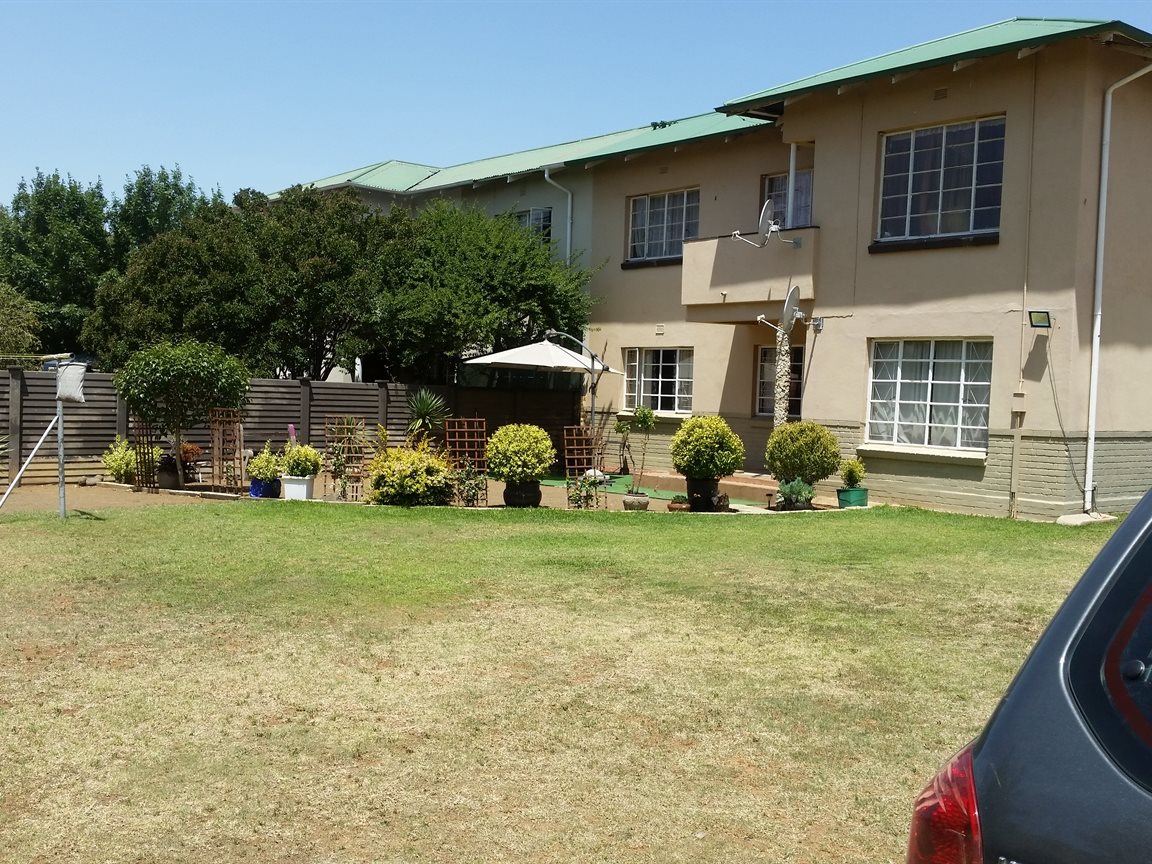 Ground  floor unit with neat garden ! photo 2