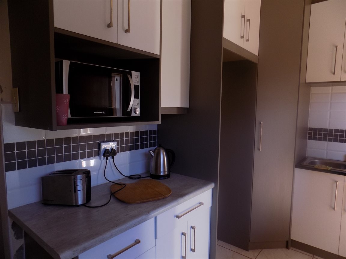 UPGRADED! BRAND NEW KITCHEN WITH A LOVELY GARDEN. photo 3