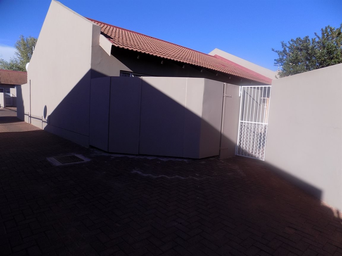 UPGRADED! BRAND NEW KITCHEN WITH A LOVELY GARDEN.