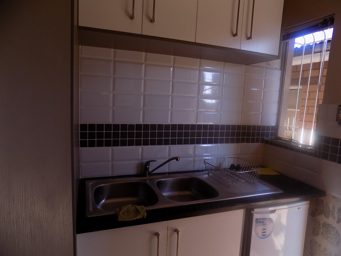 UPGRADED! BRAND NEW KITCHEN WITH A LOVELY GARDEN. photo 2