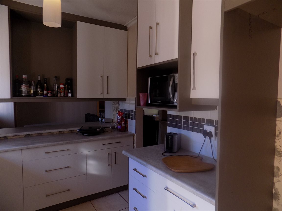 UPGRADED! BRAND NEW KITCHEN WITH A LOVELY GARDEN. photo 4