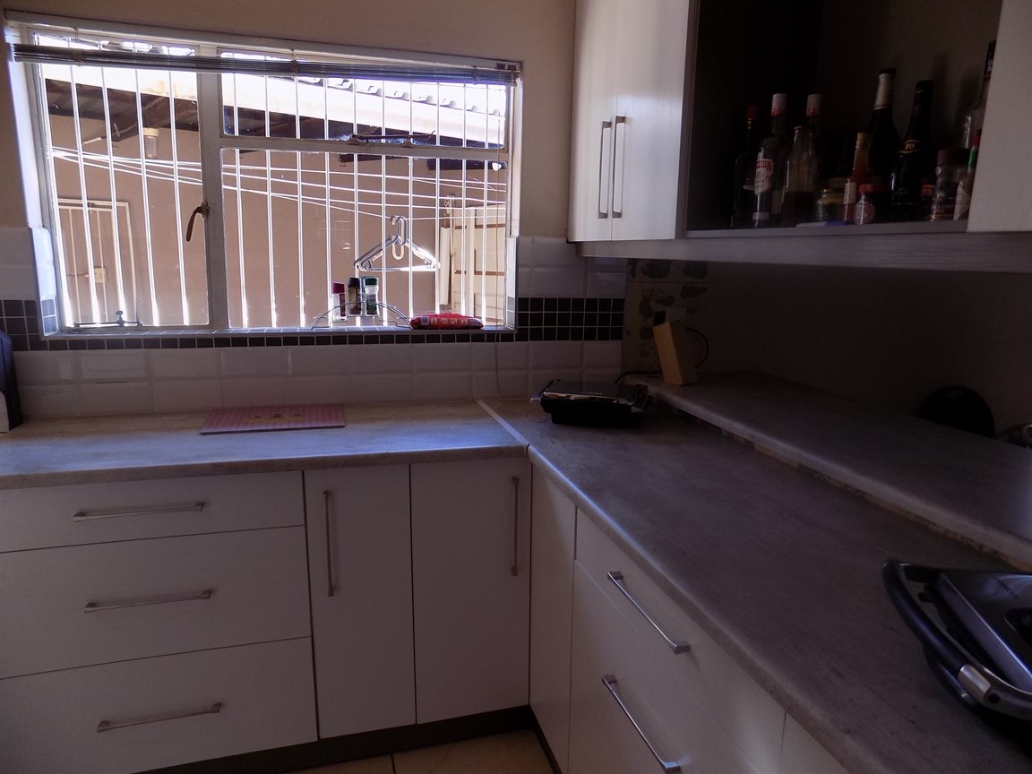 UPGRADED! BRAND NEW KITCHEN WITH A LOVELY GARDEN. photo 5