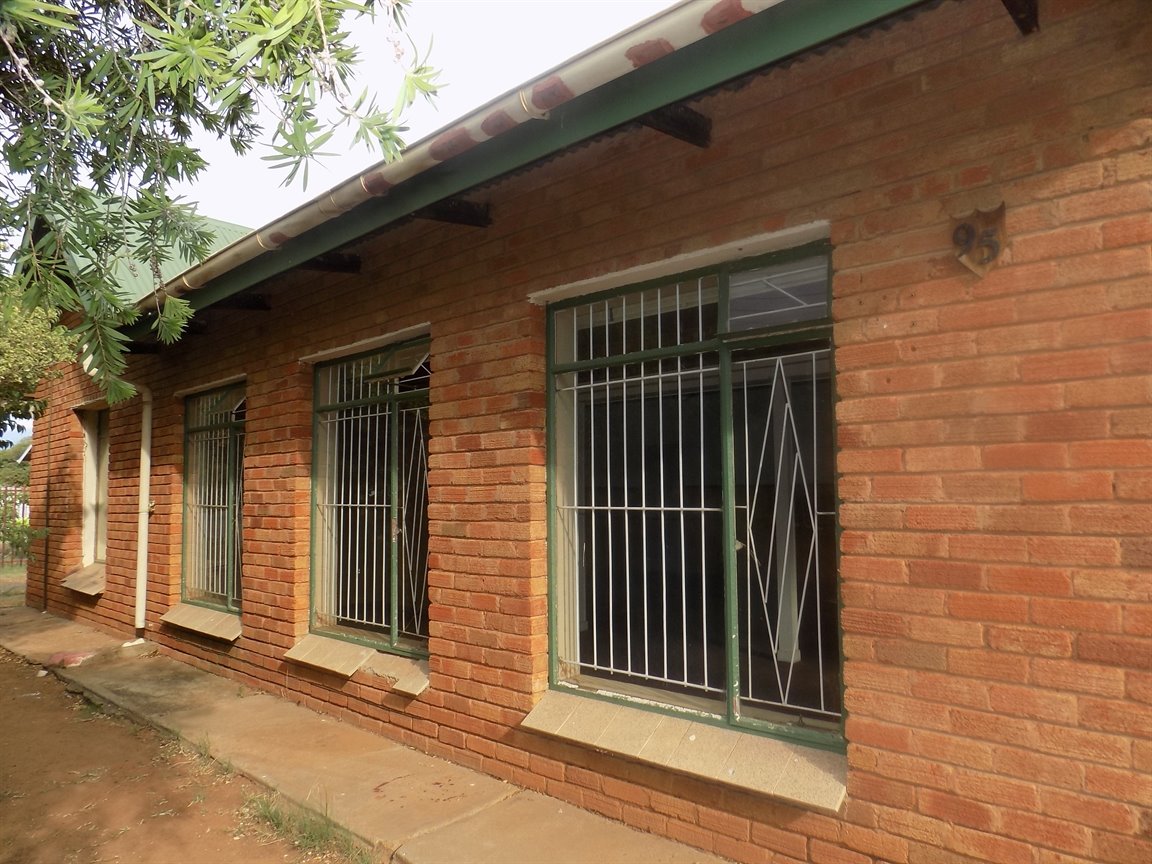 HOUSE PLUS FLAT ON ONE STAND - IDEAL FOR THE RENOVATER - EXCELLENT PRICE!