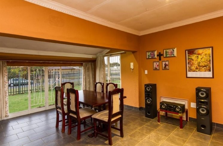 SPACIOUS FAMILY HOME! photo 4