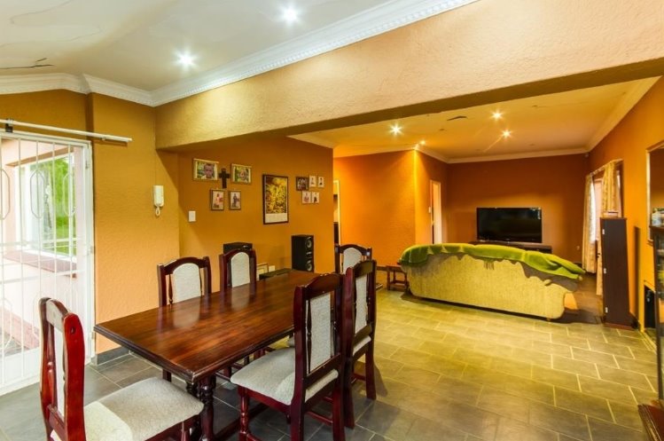 SPACIOUS FAMILY HOME! photo 2