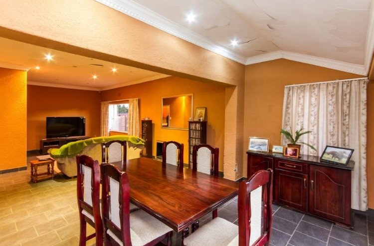 SPACIOUS FAMILY HOME! photo 3