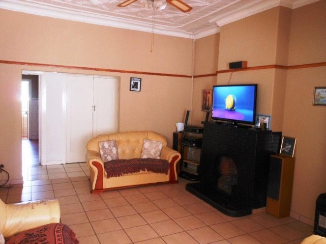 S-p-a-c-i-o-u-s, corner stand family home!! photo 4