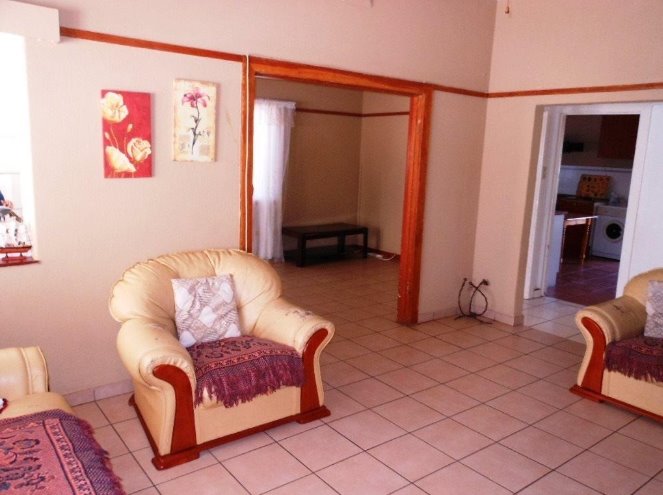 S-p-a-c-i-o-u-s, corner stand family home!! photo 3