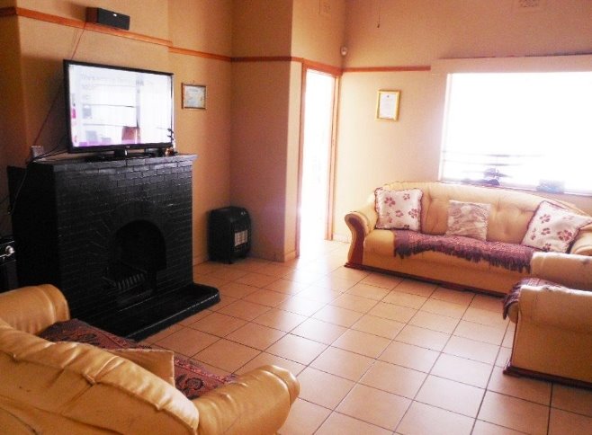 S-p-a-c-i-o-u-s, corner stand family home!! photo 2