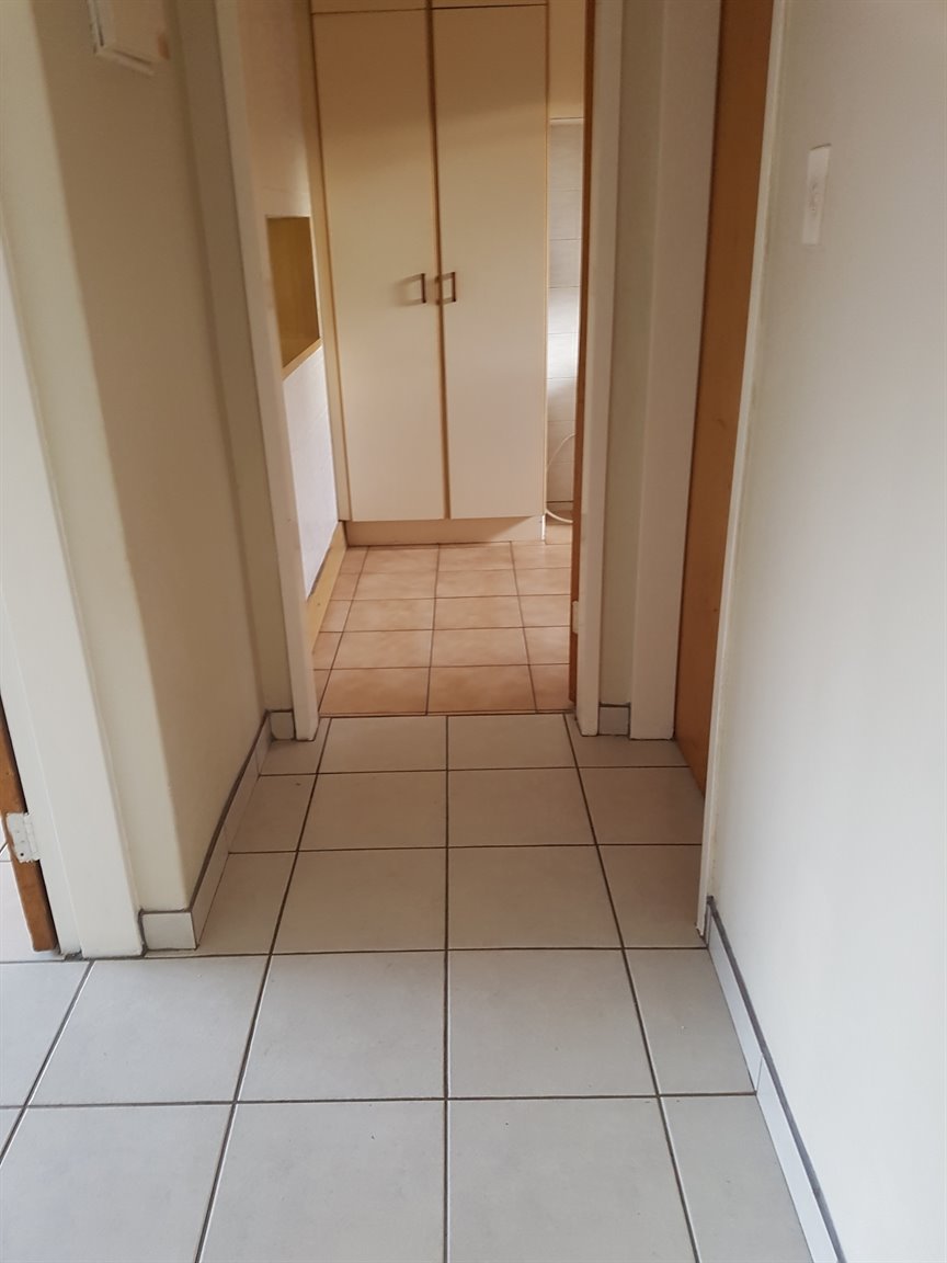 Exelent investment!! Newly renovated extra spacious corner flat.Rental income R5000pm. photo 4