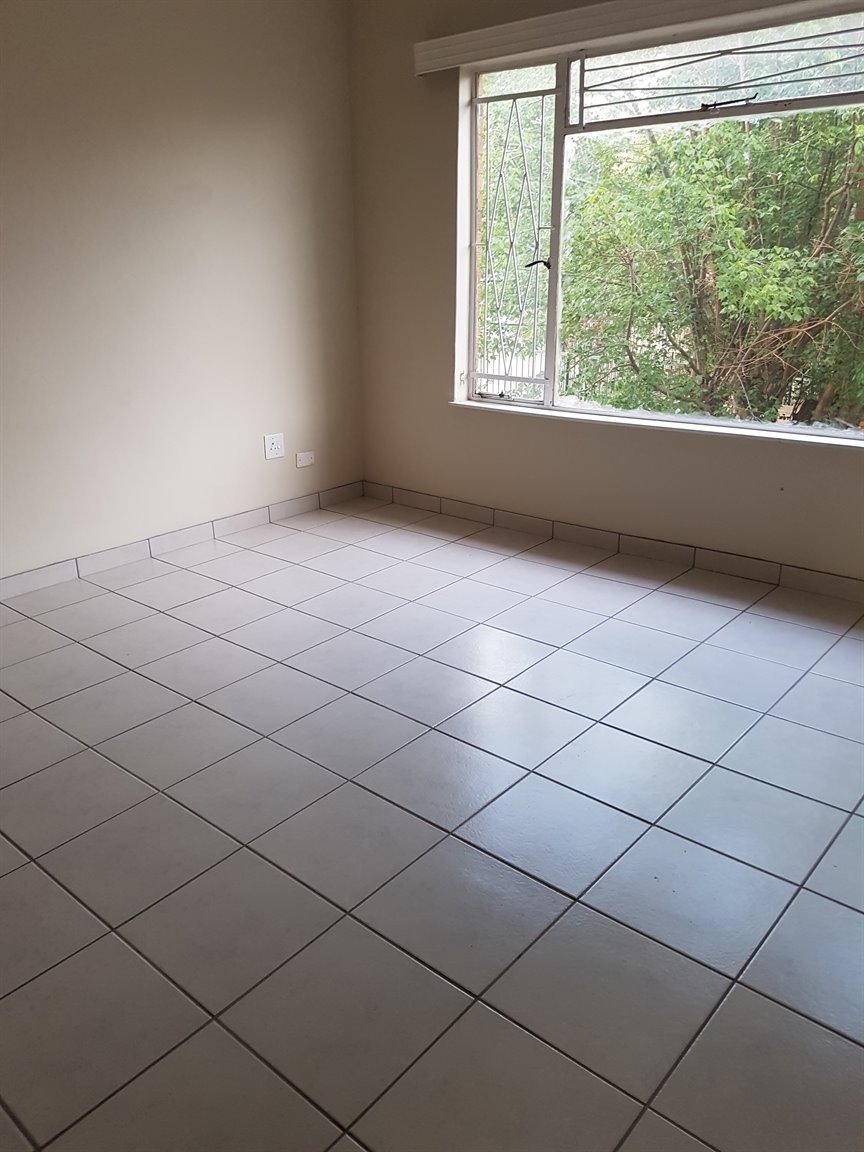 Exelent investment!! Newly renovated extra spacious corner flat.Rental income R5000pm. photo 3