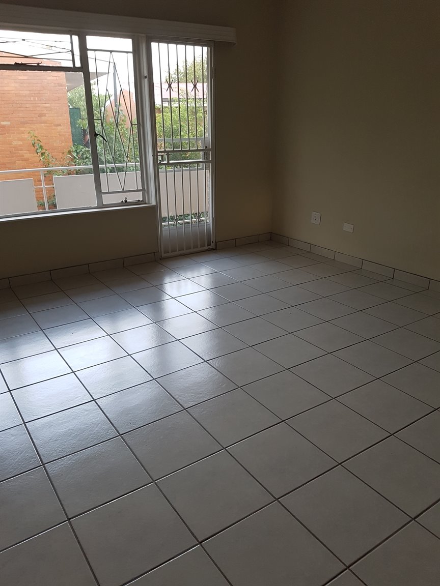 Exelent investment!! Newly renovated extra spacious corner flat.Rental income R5000pm. photo 5