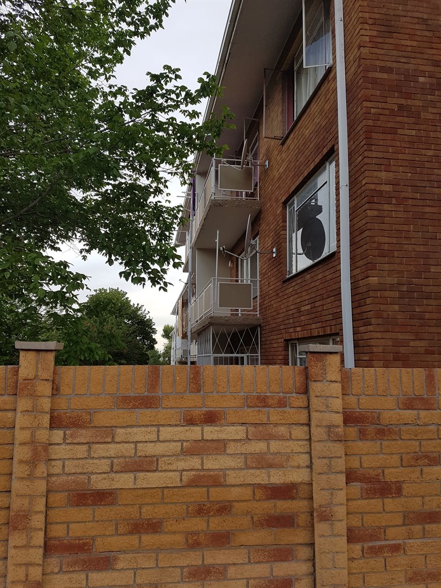Exelent investment!! Newly renovated extra spacious corner flat.Rental income R5000pm.
