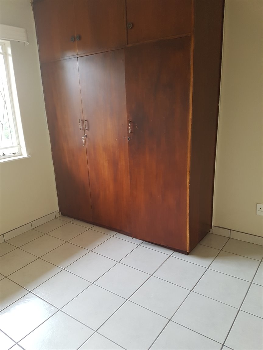Exelent investment!! Newly renovated extra spacious corner flat.Rental income R5000pm. photo 2