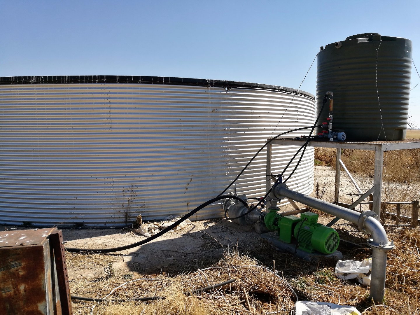 269 HA GRAZING FARM WITH 26 HA REGISTERED IRRIGATION . ONLY 54 KM FROM BLOEMFONTEIN photo 2
