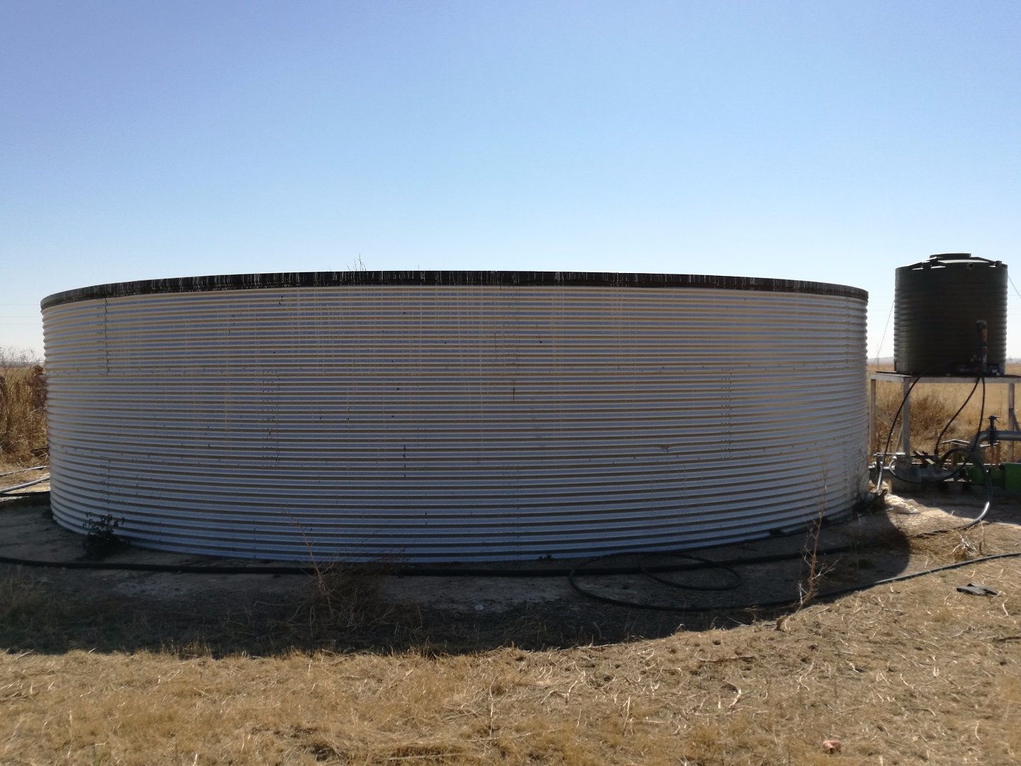 269 HA GRAZING FARM WITH 26 HA REGISTERED IRRIGATION . ONLY 54 KM FROM BLOEMFONTEIN photo 4