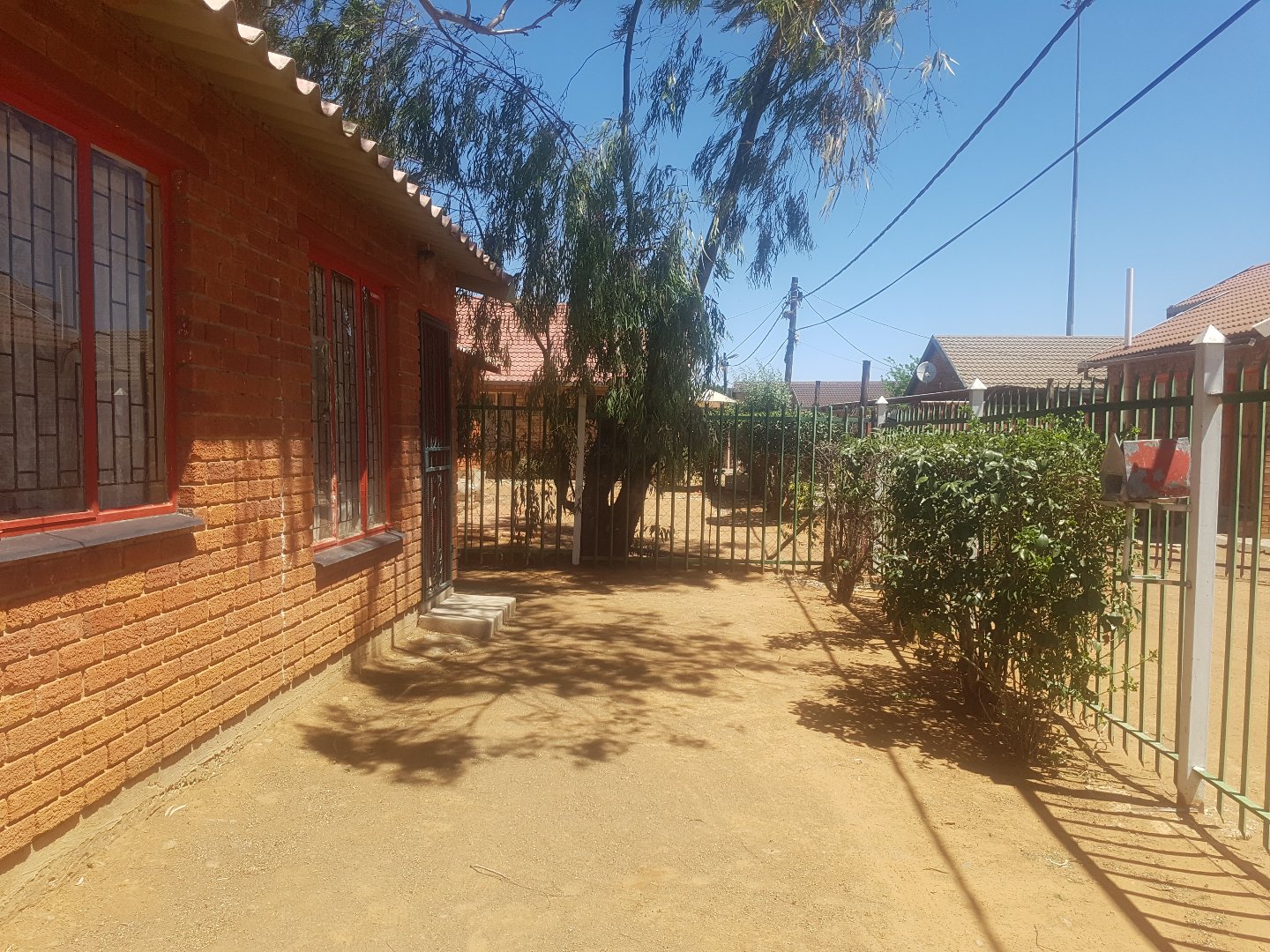 Bloemside. 2 minutes from Lemo mall!! CASH ONLY!!!!