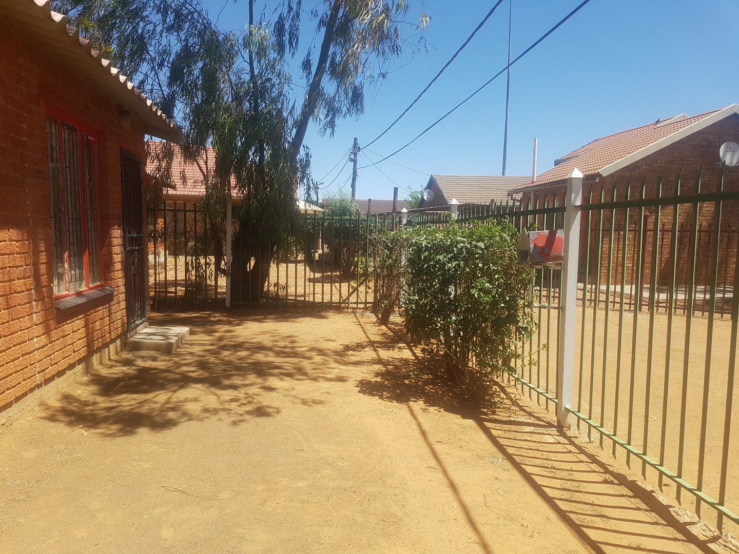 Bloemside. 2 minutes from Lemo mall!! CASH ONLY!!!! photo 3
