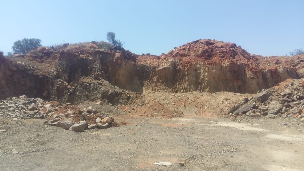 QUARRY AND ARABLE CLOSE TO TOWN photo 2