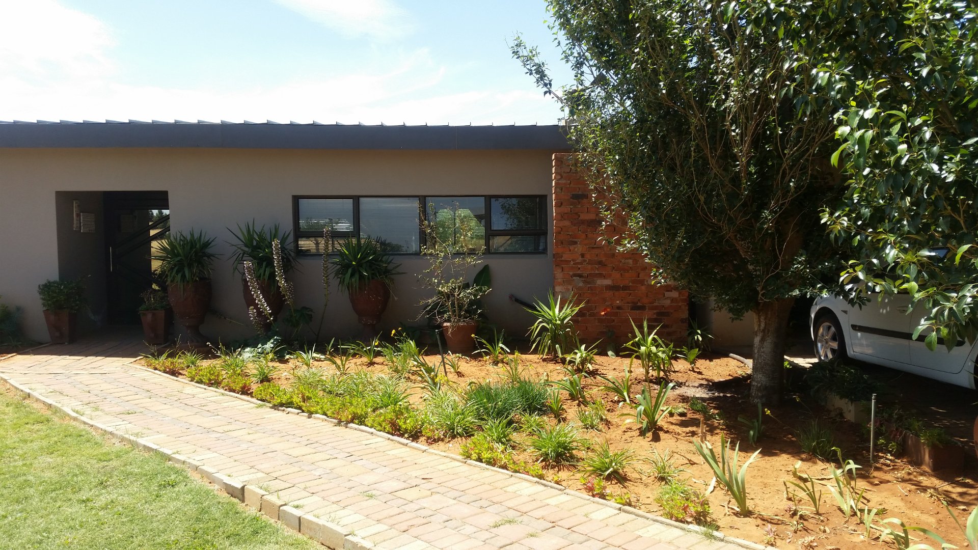 MODERN....OPENPLAN.....BOREHOLE !! photo 4