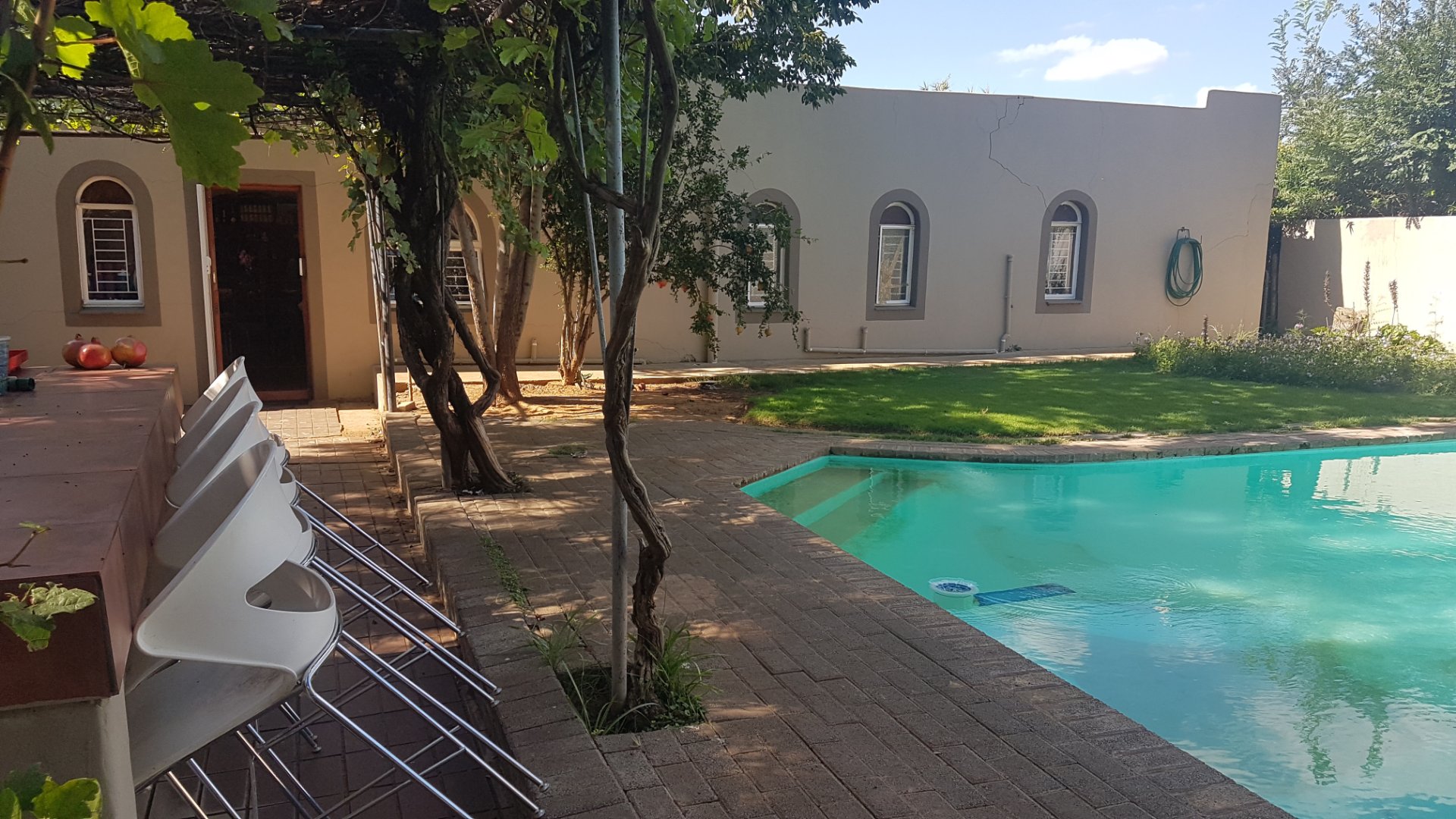 PRIVATELY  TUCKED  AWAY IN A TREE-LINED  GARDEN.....5,4ha .....FULL TITLE.....STRONG BOREHOLE..... photo 2