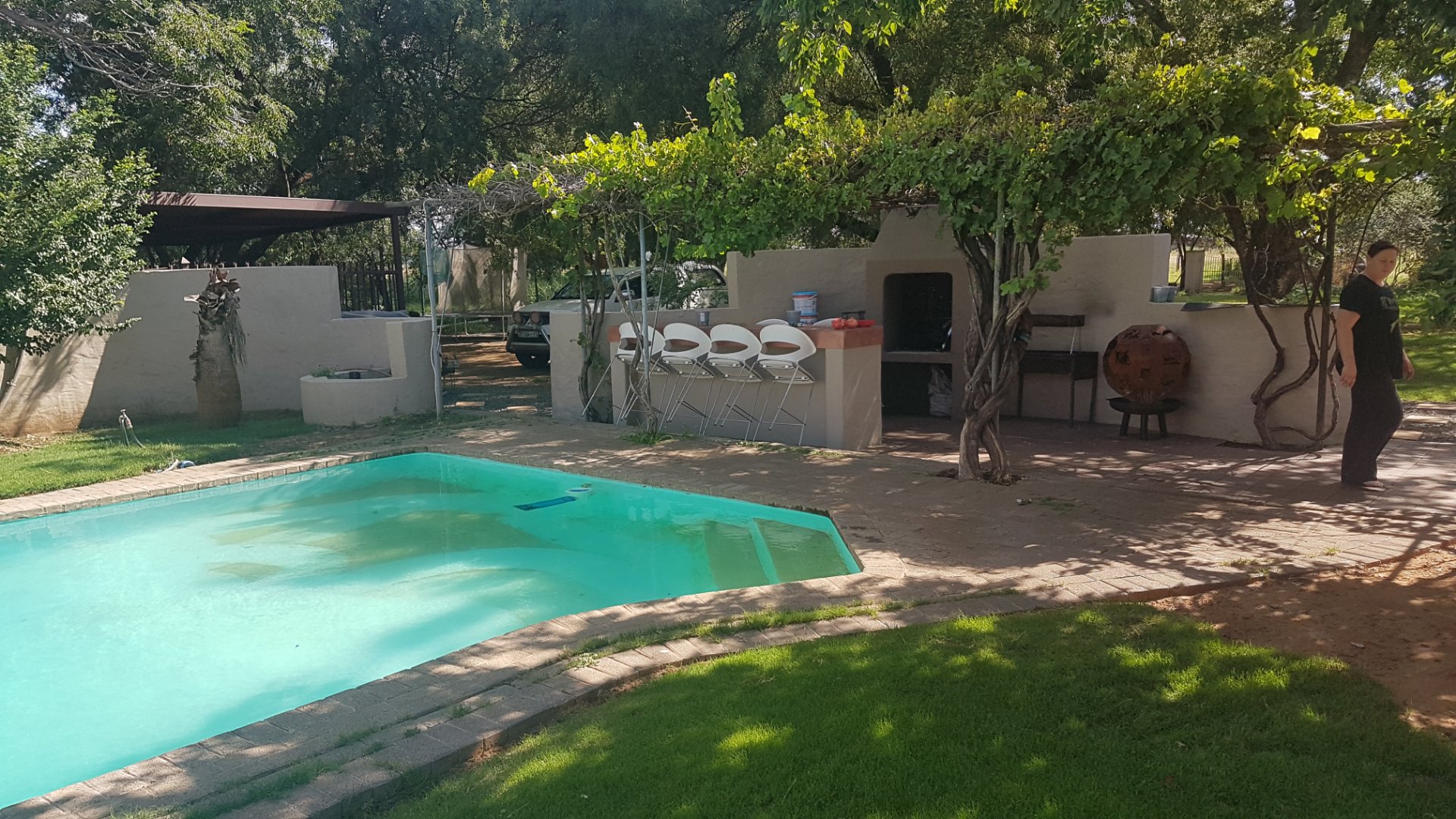 PRIVATELY  TUCKED  AWAY IN A TREE-LINED  GARDEN.....5,4ha .....FULL TITLE.....STRONG BOREHOLE..... photo 4