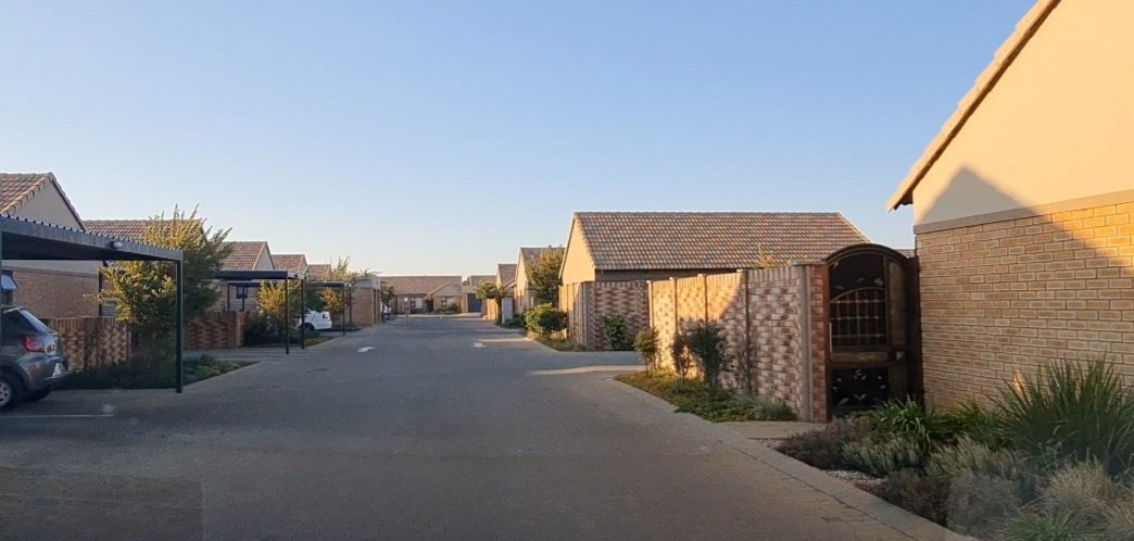 Free standing upmarket and stylish apart standing house in Security complex