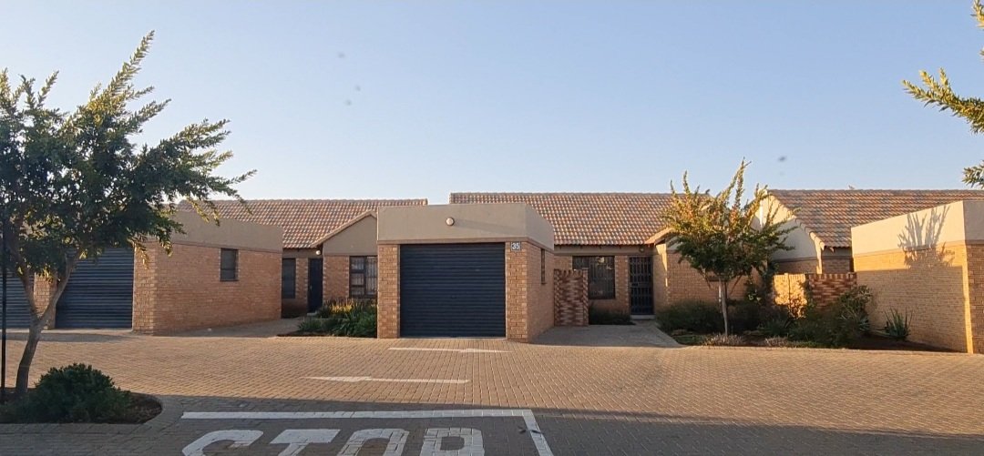 Free standing upmarket and stylish apart standing house in Security complex photo 2
