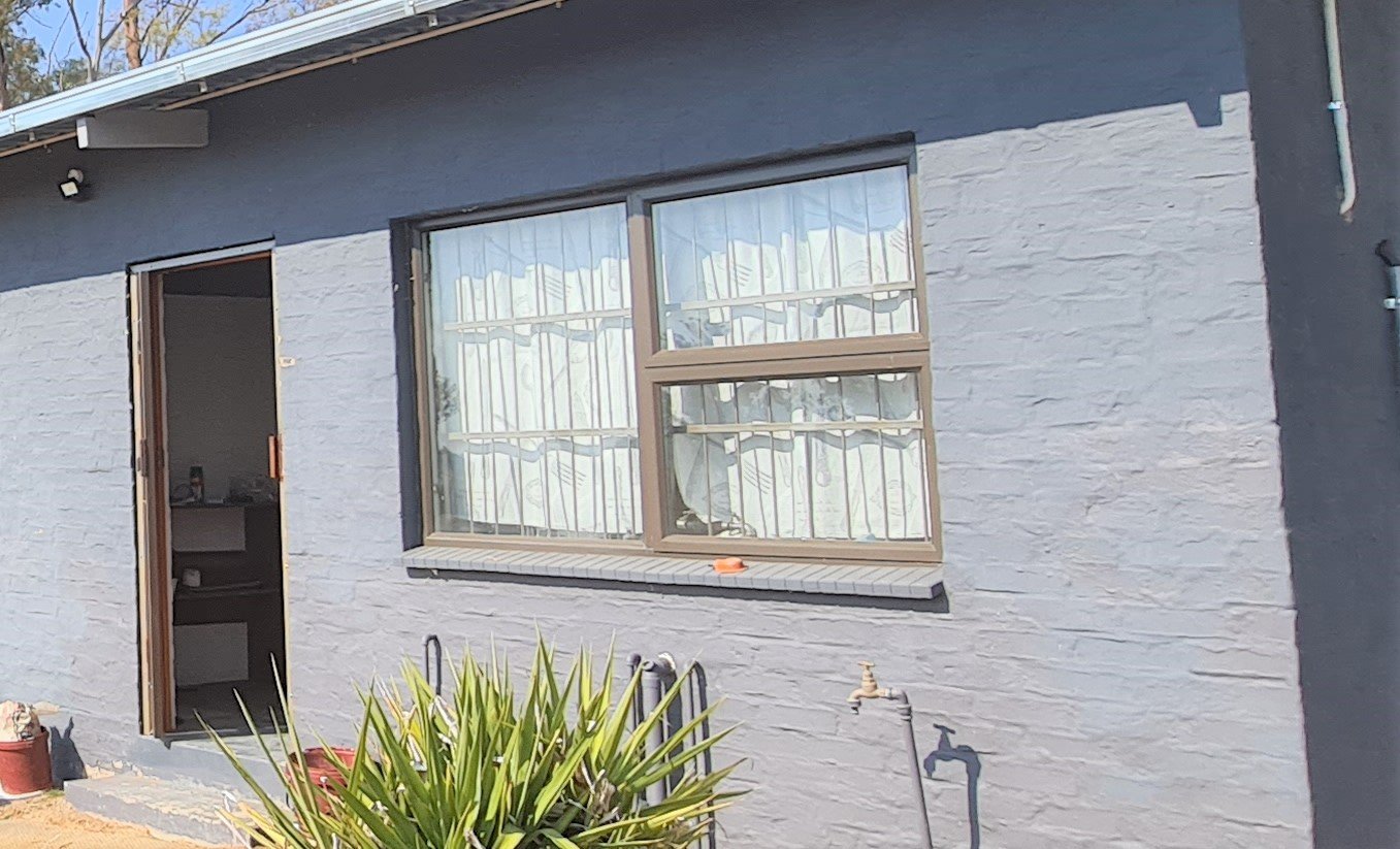 Small holding situated approximately 12 km from Langenhoven park photo 2