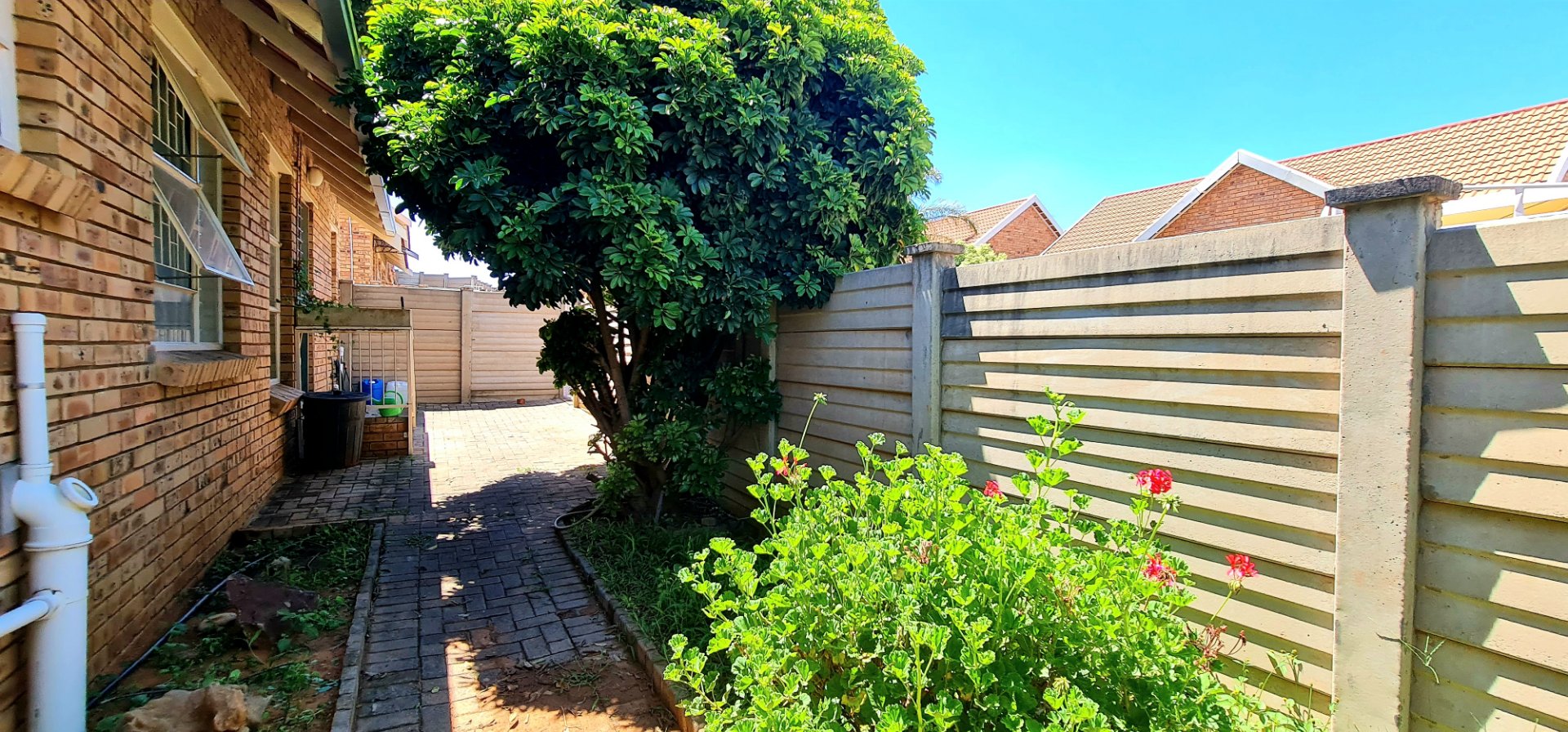 MAKE THIS SPACIOUS, FREE STANDING AND PET FRIENDLY TOWNHOUSE YOUR NEXT HOME.  photo 4