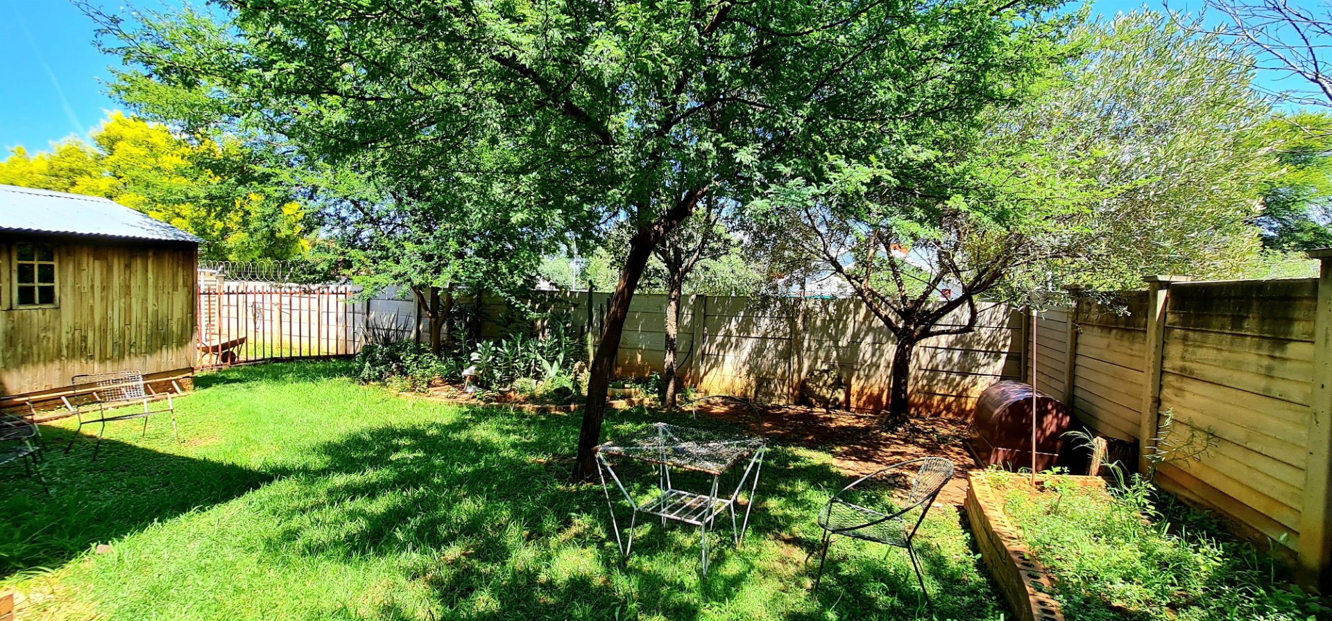 MAKE THIS SPACIOUS, FREE STANDING AND PET FRIENDLY TOWNHOUSE YOUR NEXT HOME.  photo 2