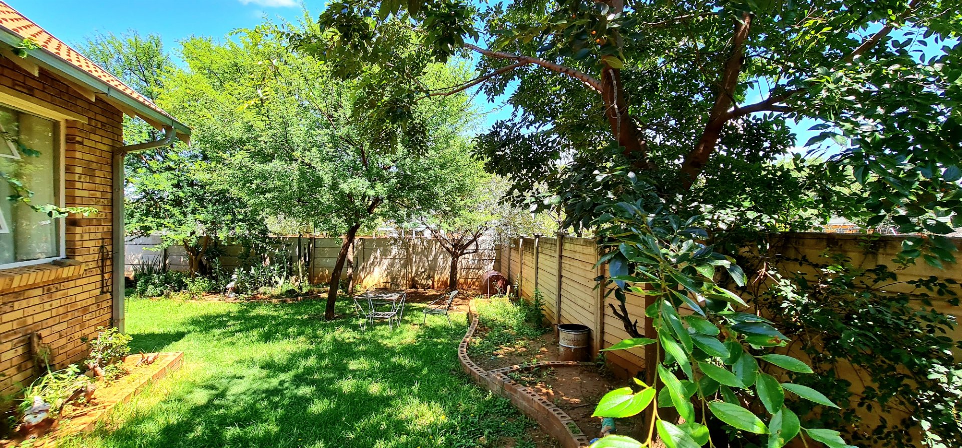 MAKE THIS SPACIOUS, FREE STANDING AND PET FRIENDLY TOWNHOUSE YOUR NEXT HOME.  photo 3