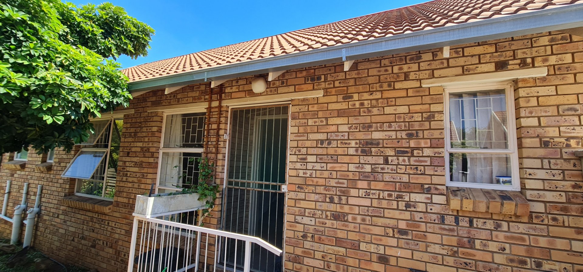 MAKE THIS SPACIOUS, FREE STANDING AND PET FRIENDLY TOWNHOUSE YOUR NEXT HOME.  photo 5