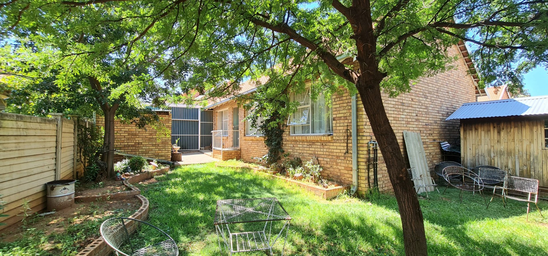 MAKE THIS SPACIOUS, FREE STANDING AND PET FRIENDLY TOWNHOUSE YOUR NEXT HOME.
