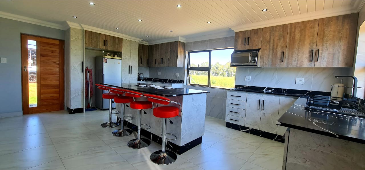 ROMANTIC HIDEAWAY FIT FOR A BACHELOR OR YOUNG COUPLE !   2  BOREHOLES TESTED 19 000ltph photo 2