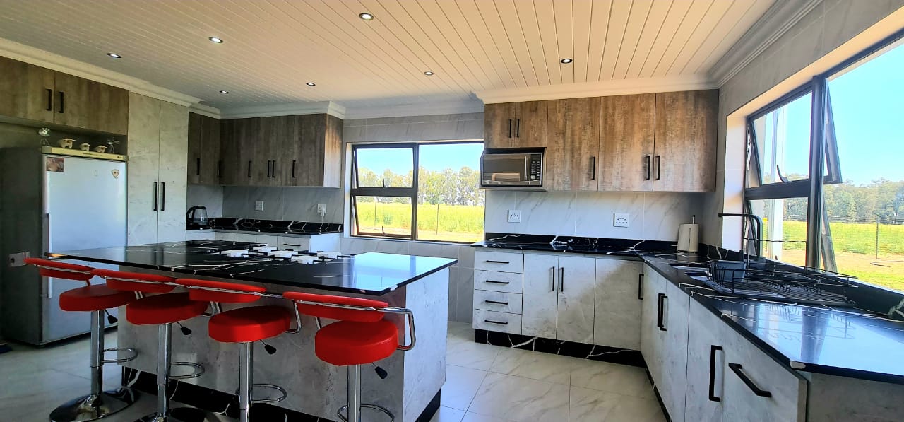ROMANTIC HIDEAWAY FIT FOR A BACHELOR OR YOUNG COUPLE ! 2 BOREHOLES TESTED 19 000ltph