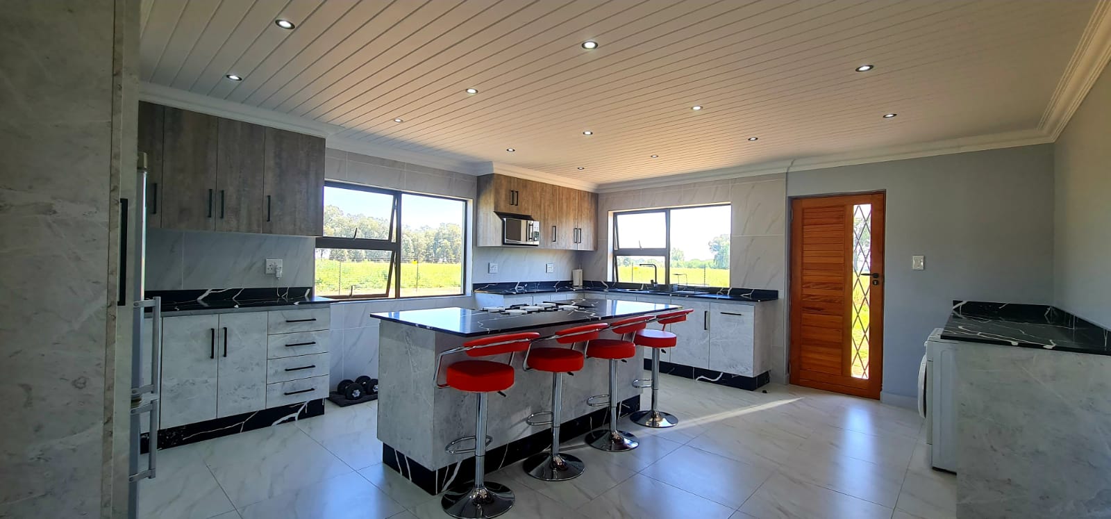 ROMANTIC HIDEAWAY FIT FOR A BACHELOR OR YOUNG COUPLE !   2  BOREHOLES TESTED 19 000ltph photo 4