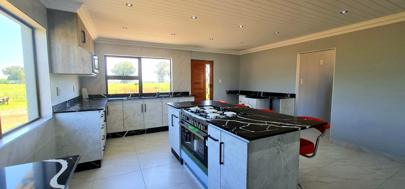 ROMANTIC HIDEAWAY FIT FOR A BACHELOR OR YOUNG COUPLE !   2  BOREHOLES TESTED 19 000ltph photo 5