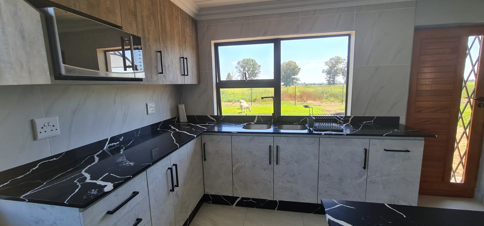 ROMANTIC HIDEAWAY FIT FOR A BACHELOR OR YOUNG COUPLE !   2  BOREHOLES TESTED 19 000ltph photo 3