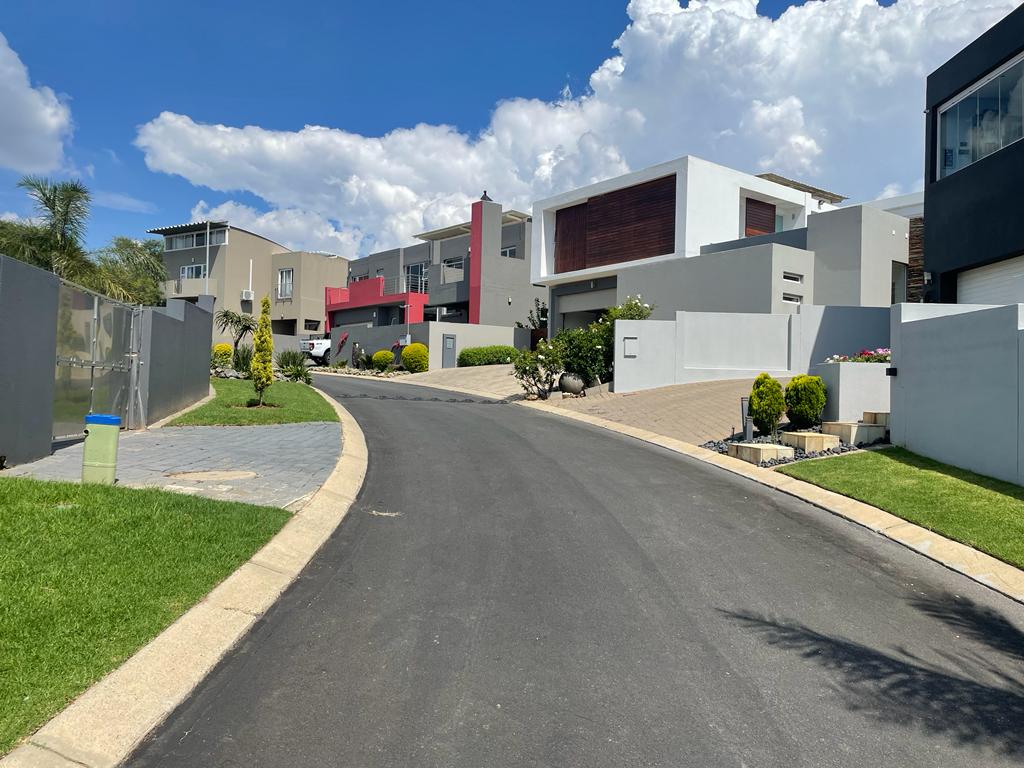 3 Bedroom House For Sale in Thorn Valley Estate. photo 4