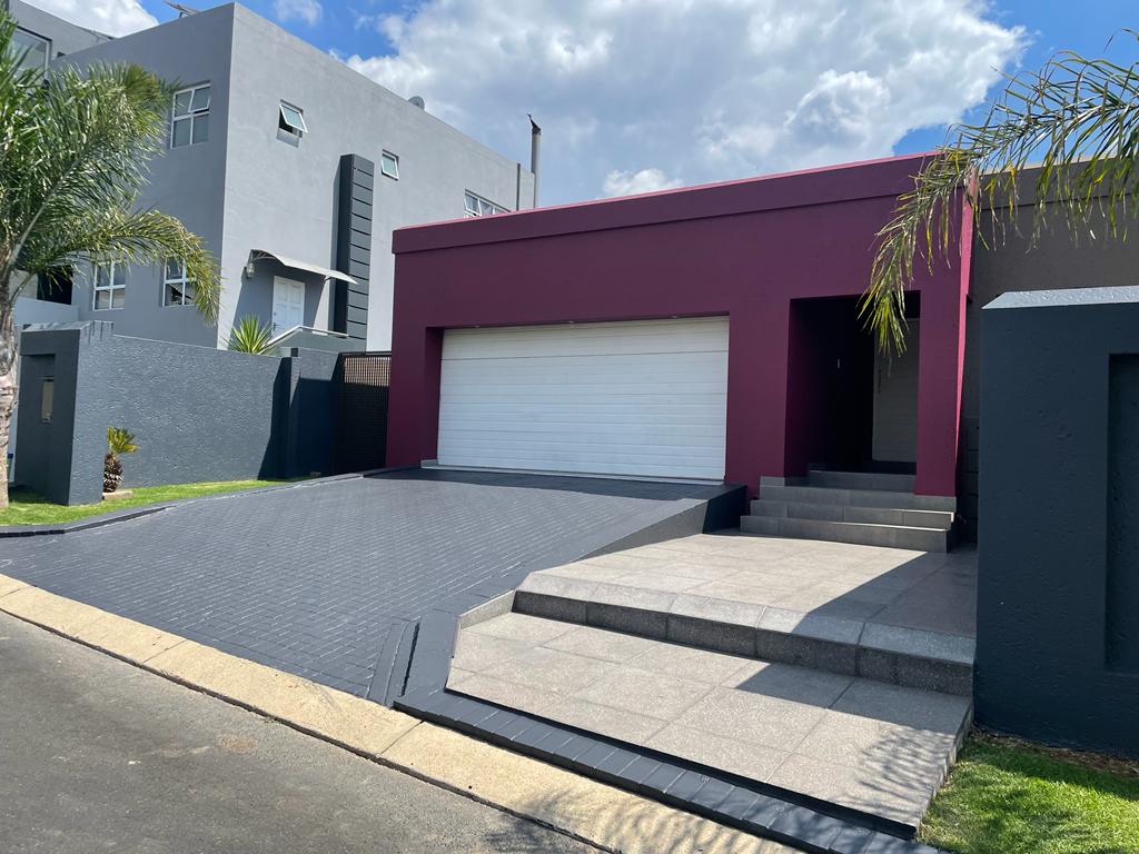 3 Bedroom House For Sale in Thorn Valley Estate. photo 2