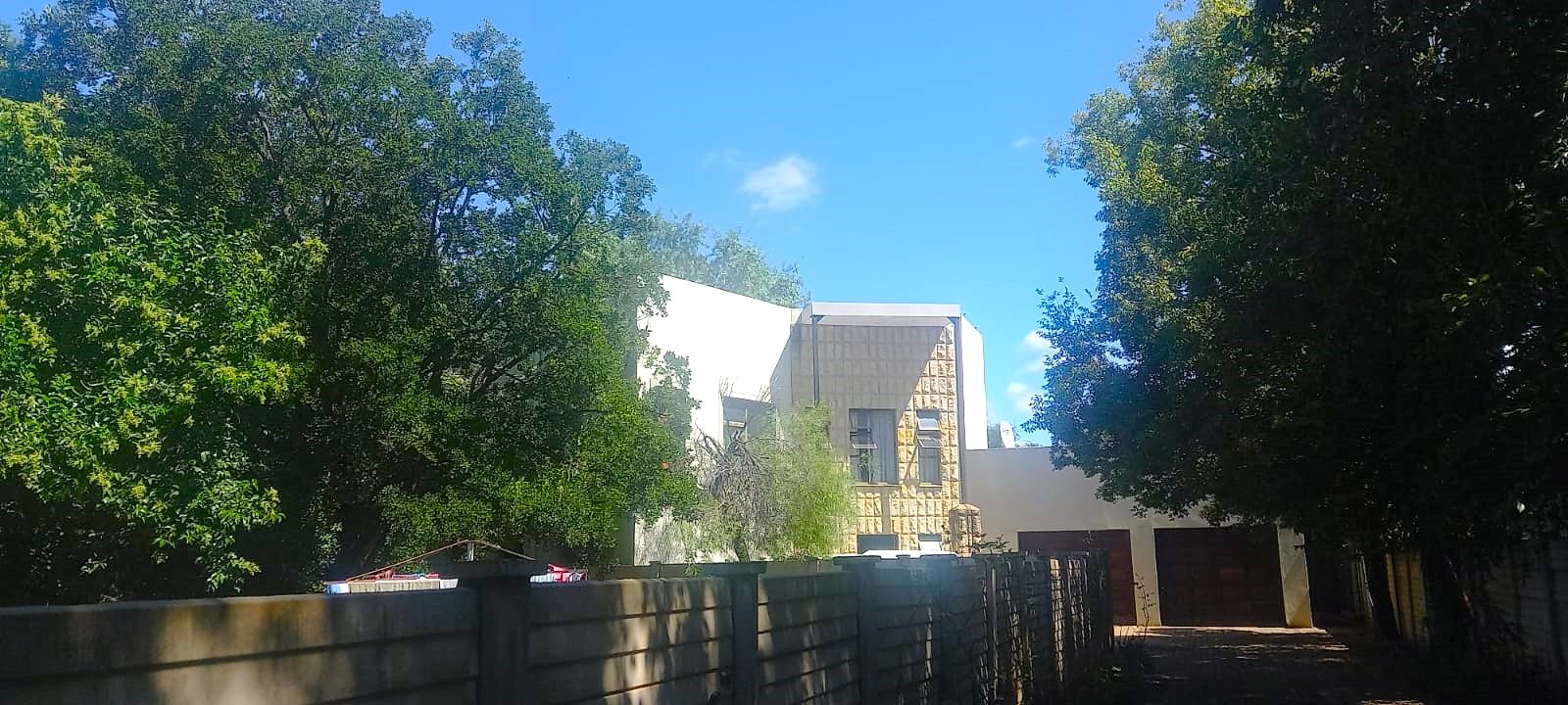 RENOVATED DOUBLE STOREY HOME WITH 2 FLATLETS 
